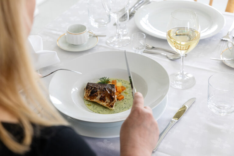 Miten huomioin eri-ikäiset vieraat juhlissa?