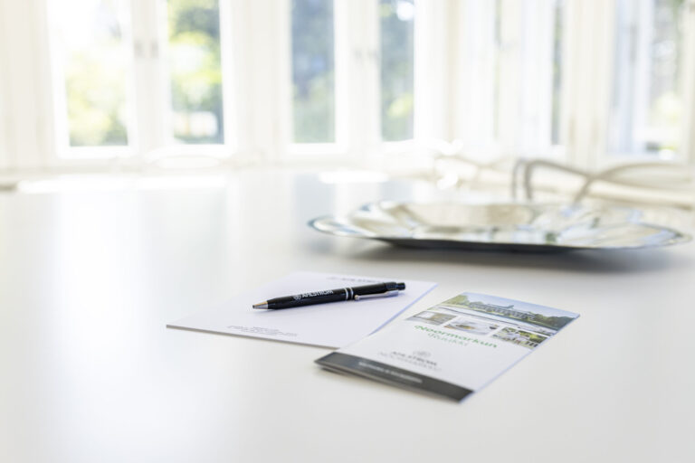 How to choose the right meeting package for a group of 10-100 people?