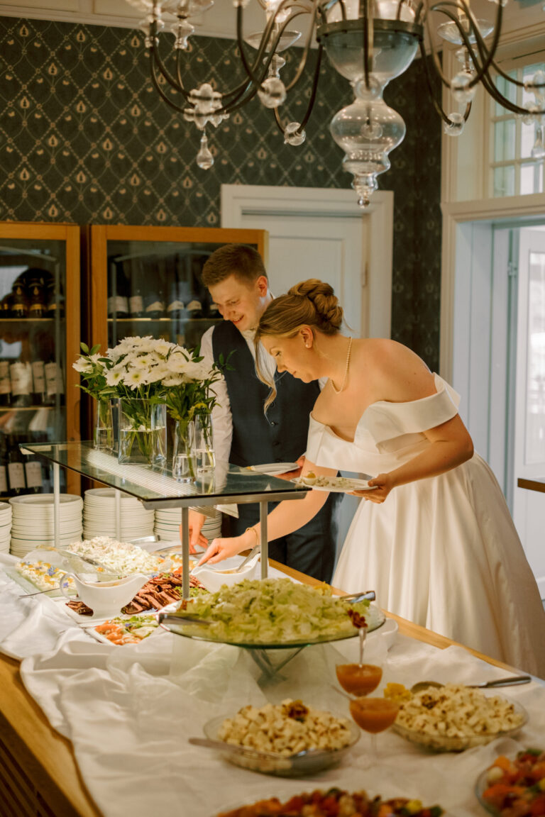 Voiko samassa paikassa järjestää sekä häät että jatkot?