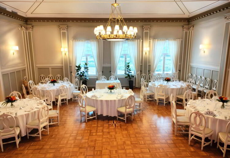 Perhejuhlat Ahlström Ruukissa Klubin juhlasalissa